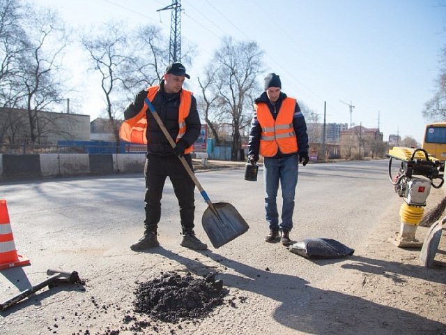 В амурской столице приступили к устранению выбоин на дорогах