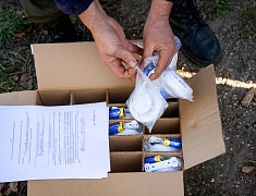 Сотрудники ГОЧС раздают пожарные извещатели