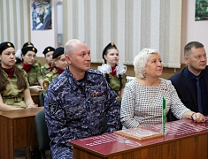 Мэр Благовещенска Олег Имамеев вручил кубок наставника месяца Виктору Ныркову