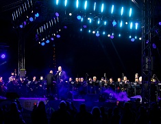 С днём рождения Благовещенск поздравили солист музыкального театра «Геликон-опера» Дмитрий Янковский и оркестр «АмурДжазБэнд»