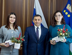 Мэр Олег Имамеев наградил благовещенок, спасших несколько человеческих жизней