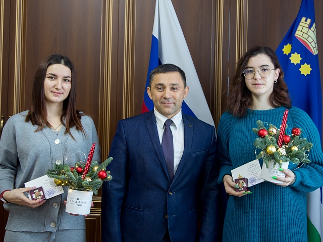 Мэр Олег Имамеев наградил благовещенок, спасших несколько человеческих жизней