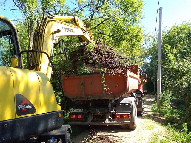 Кювет на улице Железнодорожной в Моховой Пади избавили от мусора и сухих веток