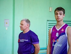 Мэр Благовещенска Олег Имамеев вручил награду "Наставник месяца"