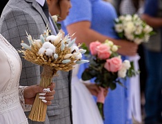 Коллективную свадьбу провели на берегу Зеи в Благовещенске