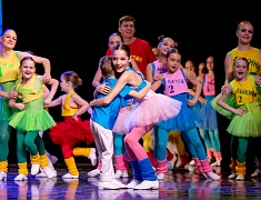 Мэр города Олег Имамеев поздравил благовещенский ансамбль "Ровесники" с 57-летием