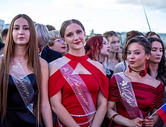 Почти 1200 благовещенских выпускников прошли в торжественном шествии по центру Благовещенска 