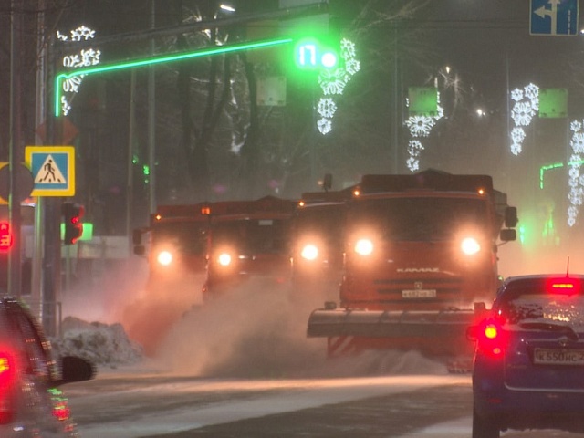 Экипажи ГСТК ночью очищали дороги от наледи