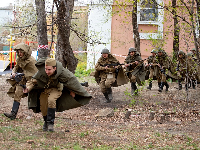 Реконструкцию боя Великой Отечественной войны показали гостям Городского парка в День Победы