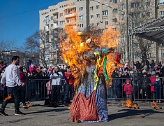 Благовещенцы проводили зиму блинами и хороводами