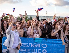 Почти 1200 благовещенских выпускников прошли в торжественном шествии по центру Благовещенска 