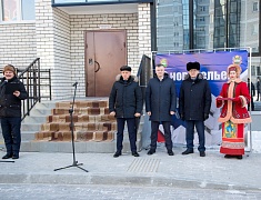 Дмитрий Гумиров вручил ключи от благоустроенных квартир первым новосёлам 