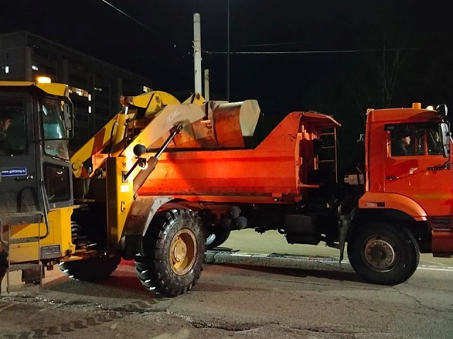 Работы в полном разгаре: ямочный ремонт, очистка прилотковых зон, откачка луж и другие задачи