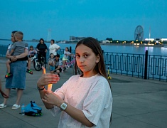 Благовещенцы выложили «Родину-мать» из пяти тысяч свечей