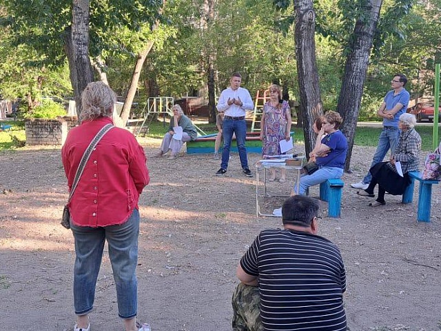 Жителям одной из благовещенских многоэтажек помогли разобраться в тонкостях федеральной программы «1000 дворов»