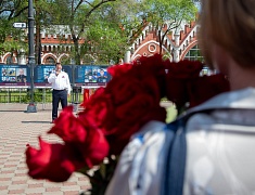 Мэр Благовещенска в День России вручил паспорта 13 юным благовещенцам