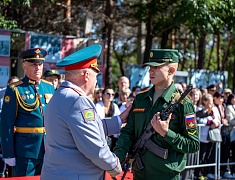 Благовещенские курсанты приняли воинскую присягу на плацу ДВОКУ