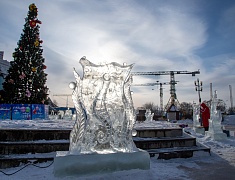 Фигуры изо льда украсили площадь возле Общественно-культурного центра в Благовещенске