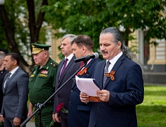 В День памяти и скорби благовещенцы возложили цветы к памятнику воинам-амурцам
