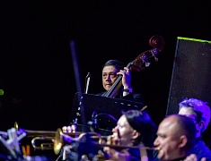 С днём рождения Благовещенск поздравили солист музыкального театра «Геликон-опера» Дмитрий Янковский и оркестр «АмурДжазБэнд»