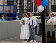 Коллективную свадьбу провели на берегу Зеи в Благовещенске
