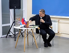 Московский писатель презентовал в Благовещенске книги про СВО
