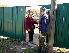 Сотрудники ГОЧС раздают пожарные извещатели