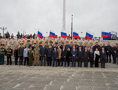 В честь Дня Победы в Благовещенске развернули знамя Победы