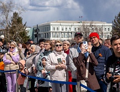 Копию Знамени Победы подняли на флагшток в Благовещенске в преддверии 9 Мая