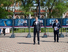 Мэр Благовещенска в День России вручил паспорта 13 юным благовещенцам