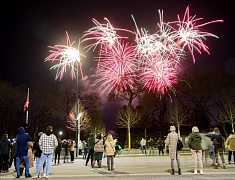 Небо над Благовещенском озарил высотный фейерверк