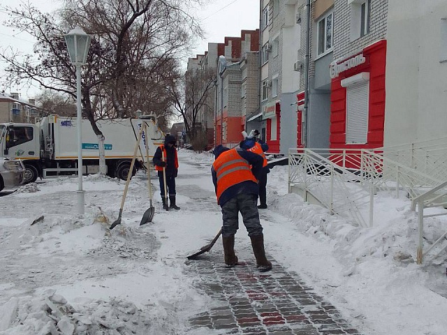 По следам дневной уборки: сотрудники ГСТК очищают тротуары, автобусные остановки, посыпают дороги противогололедным материалом