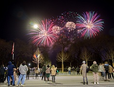Небо над Благовещенском озарил высотный фейерверк