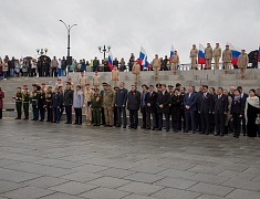 В честь Дня Победы в Благовещенске развернули знамя Победы