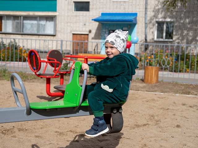 Довольны дети и взрослые: горожане оценили обновленный двор по  Красноармейской, 198