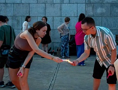 Благовещенцы выложили «Родину-мать» из пяти тысяч свечей