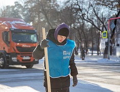 Благовещенские студенты почистили тротуары возле медучреждений