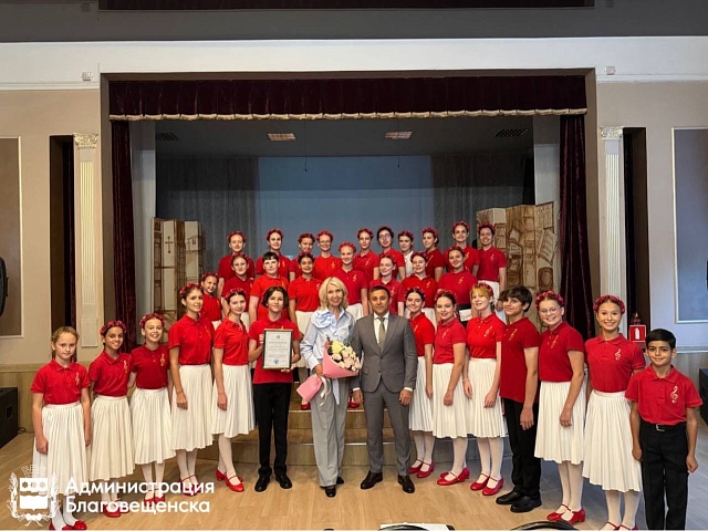 По поручению мэра Олега Имамеева двум творческим коллективам Благовещенска выделили по 5 миллионов рублей 