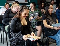 Беременным благовещенкам рассказали о пользе аэробики, о питании и воспитании