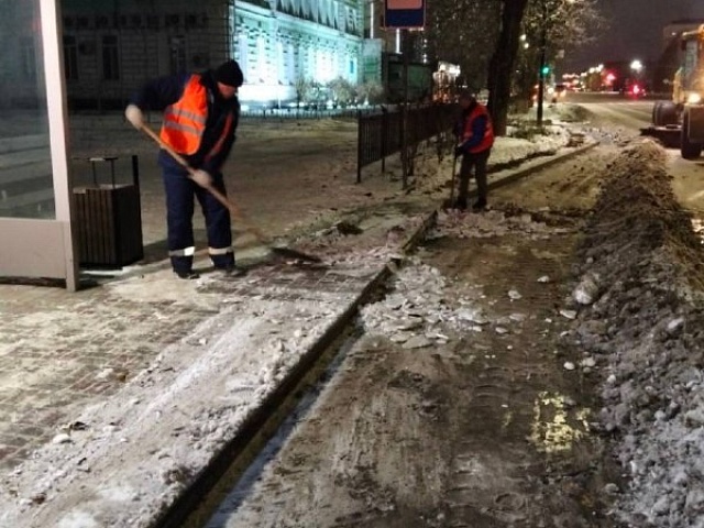 Около 10 км городских дорог очистили коммунальные службы за ночь