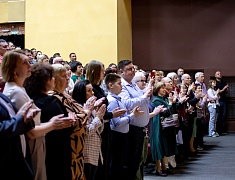 Мэр города Олег Имамеев поздравил благовещенский ансамбль "Ровесники" с 57-летием