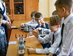 Мэр Благовещенска Олег Имамеев посетил выставку "Дня детских изобретений" в 16 школе