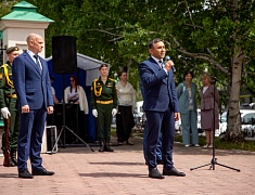 В Благовещенске прошли торжественные церемонии у памятников основателям города