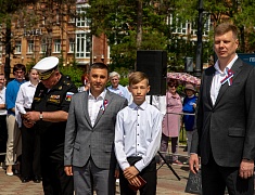 Мэр Благовещенска в День России вручил паспорта 13 юным благовещенцам