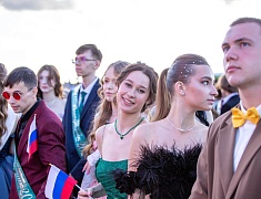 Почти 1200 благовещенских выпускников прошли в торжественном шествии по центру Благовещенска 