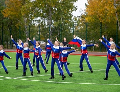 «Умную» спортивную площадку в Благовещенске открыли зарядкой и состязаниями