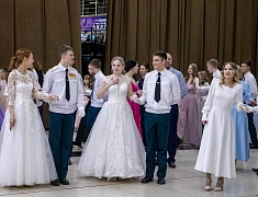 Больше 400 благовещенцев закружил кадетский бал