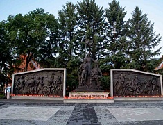 В Благовещенске на площади Победы зажгли «Свечи памяти»