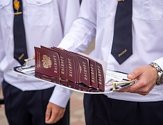 Олег Имамеев вручил благовещенским школьникам первые паспорта