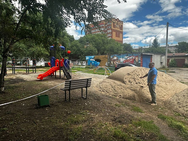Песочницы, игровые комплексы, малые архитектурные формы: как преображаются дворы Благовещенска